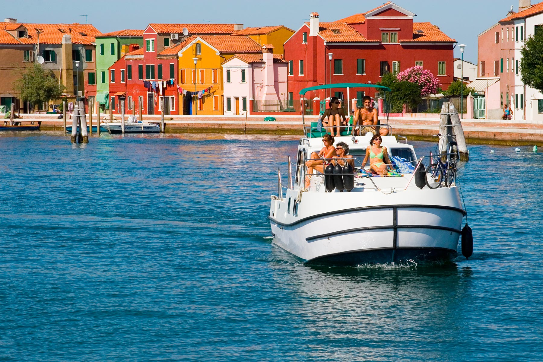 Bateau habitable péniche Burano congés maisons colorées