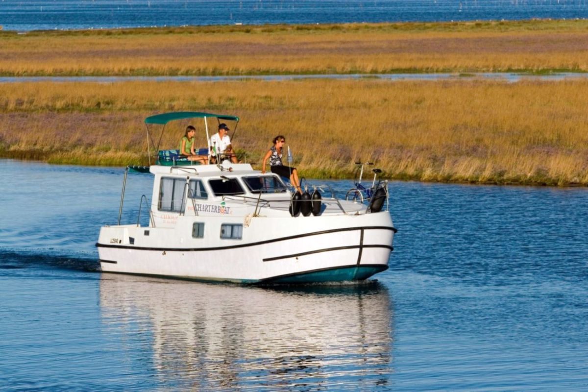 Bateau habitable dans le lagon en voyage familial