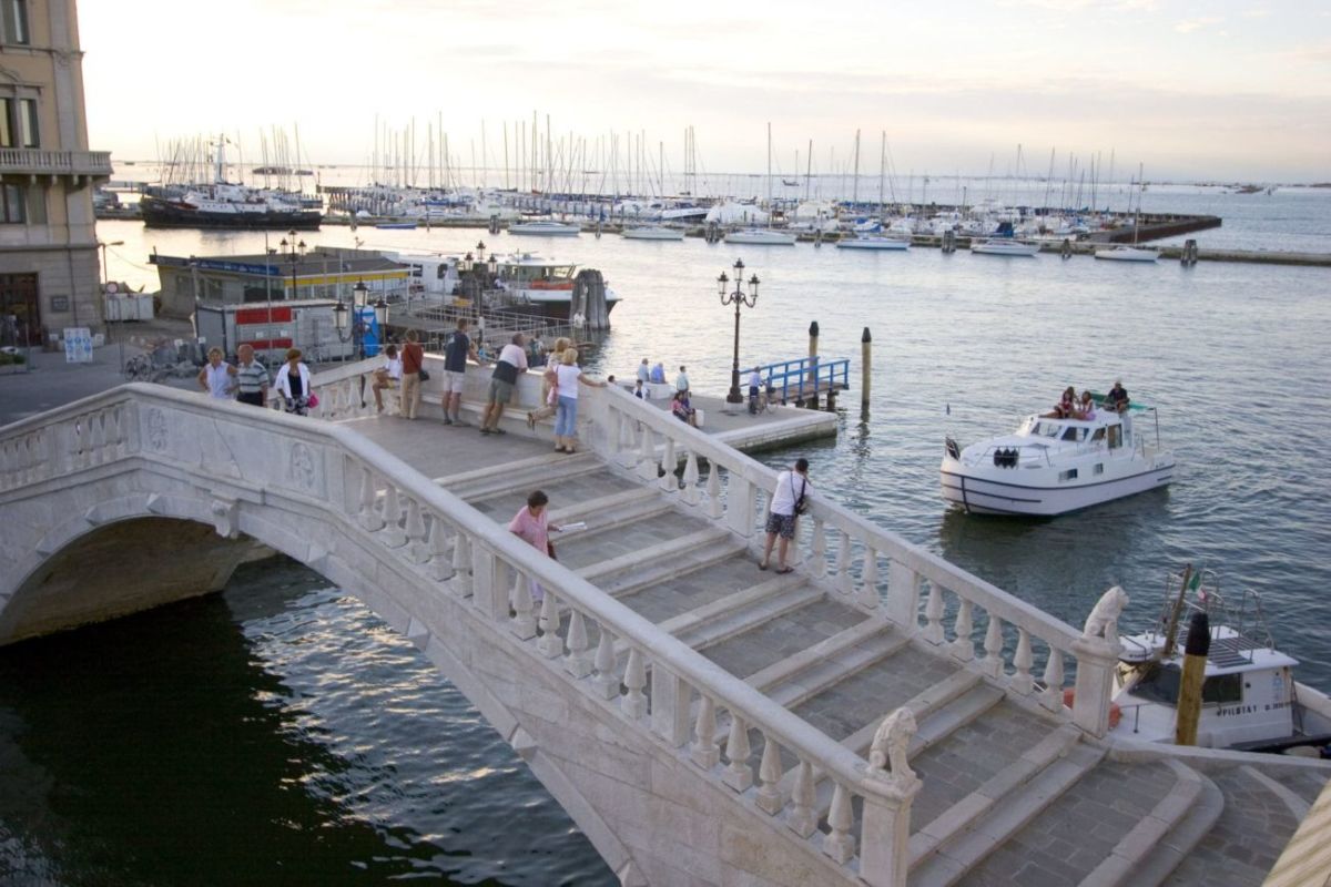 Holiday in houseboat to nail Venice Vigo bridge