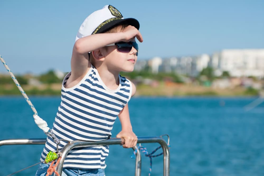 bambino marinaio occhiali da sole navigazione