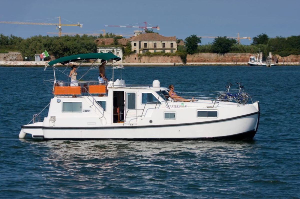 Tip Top Boot, das mit der Familie in der venezianischen Lagune segelt