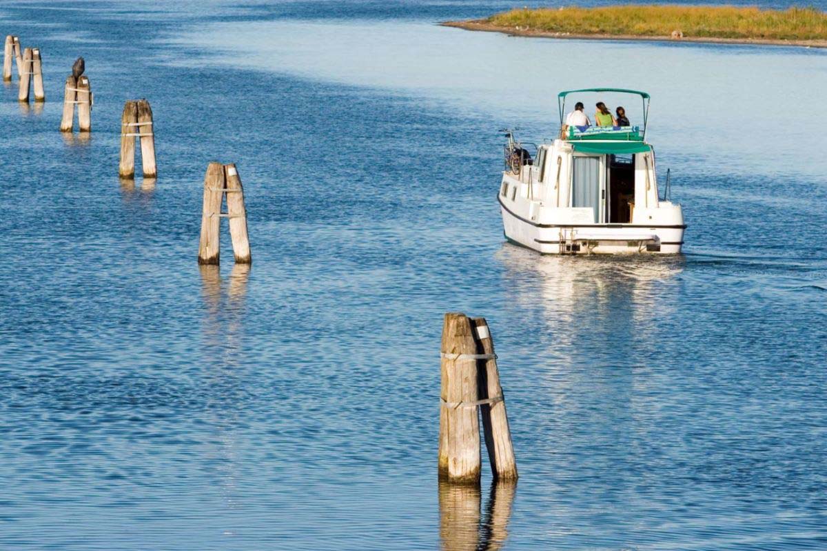 habitable boat rental lagoon veneto houseboat