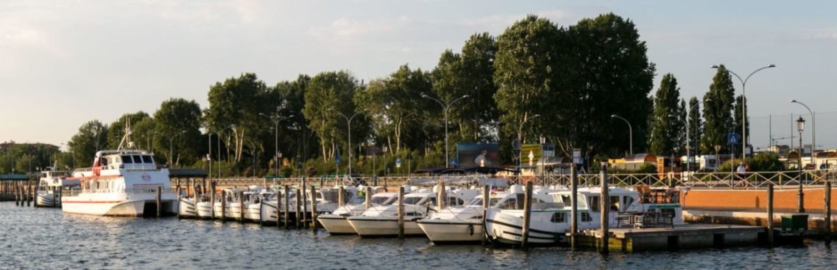 base of Chioggia boats houseboat rendez vous fantasia charterboat.it