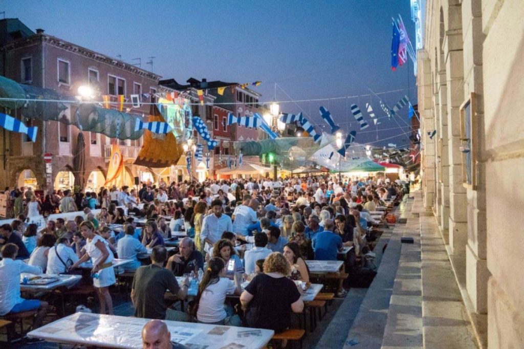 Menschen Mob Fischfest Chioggia Feier Gastronomie-Stand