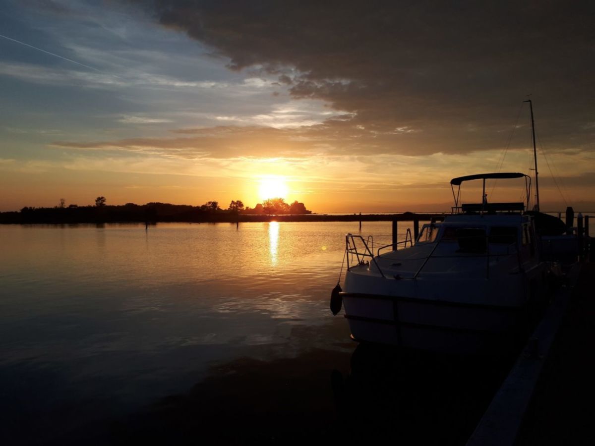 Vacances en bateau coucher de soleil en bateau-maison lagune de Venise