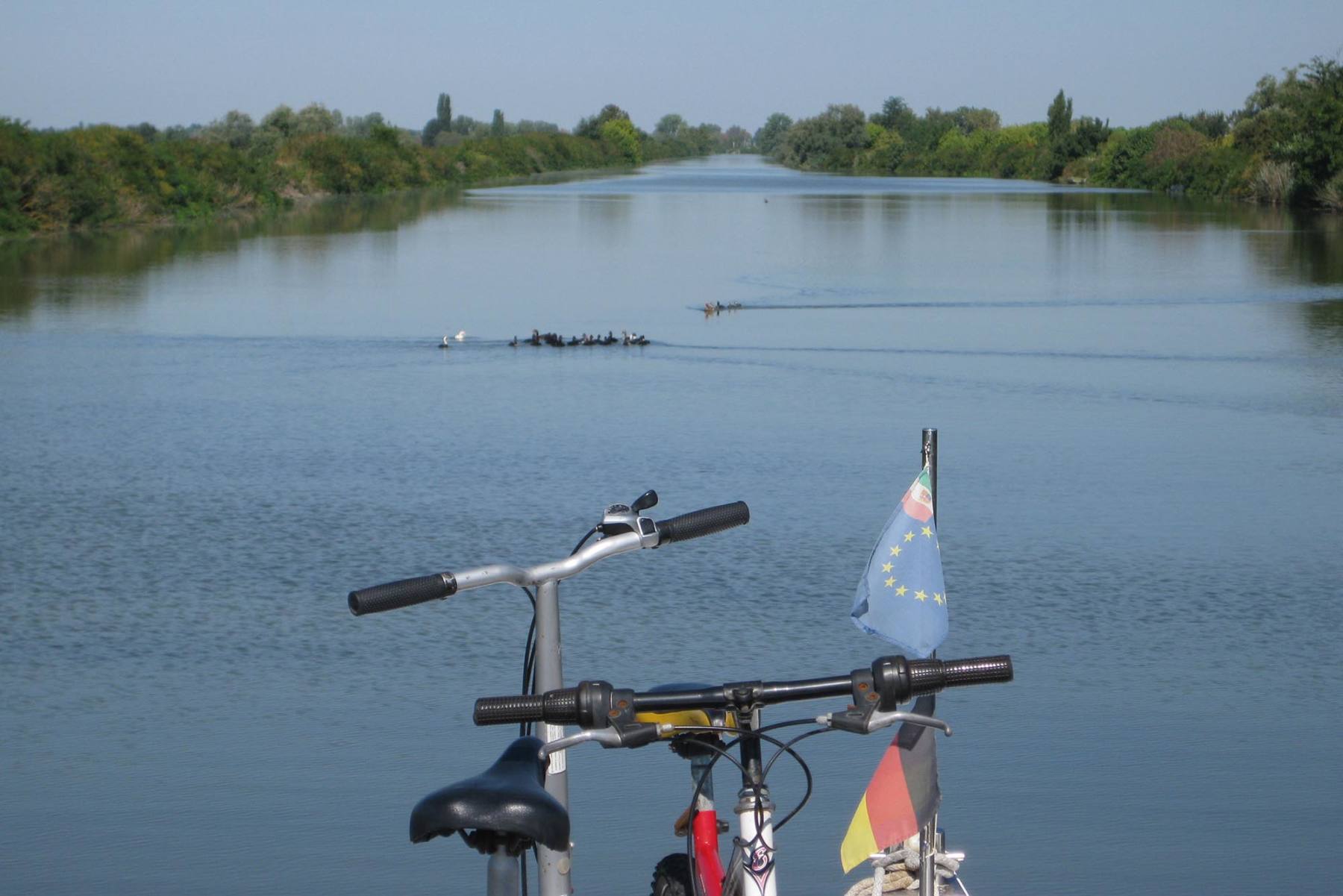 Biciclette in barca navigazione sul fiume Po
