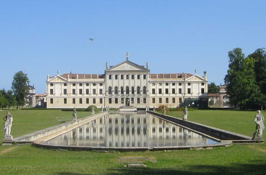 Villa Pisani palazzo storico navigazione fiume houseboat