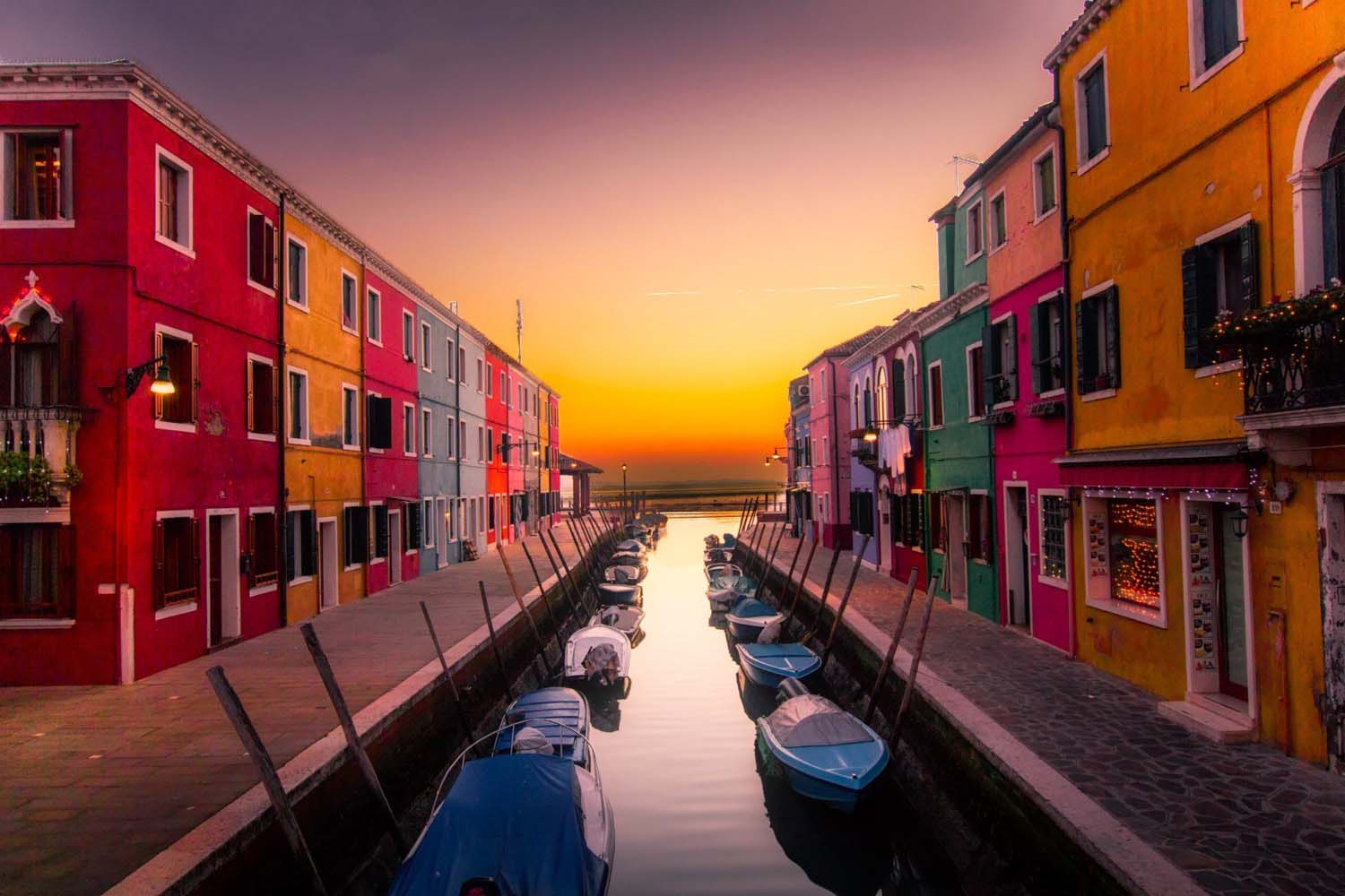 case colorate a venezia canale con barche tramonto