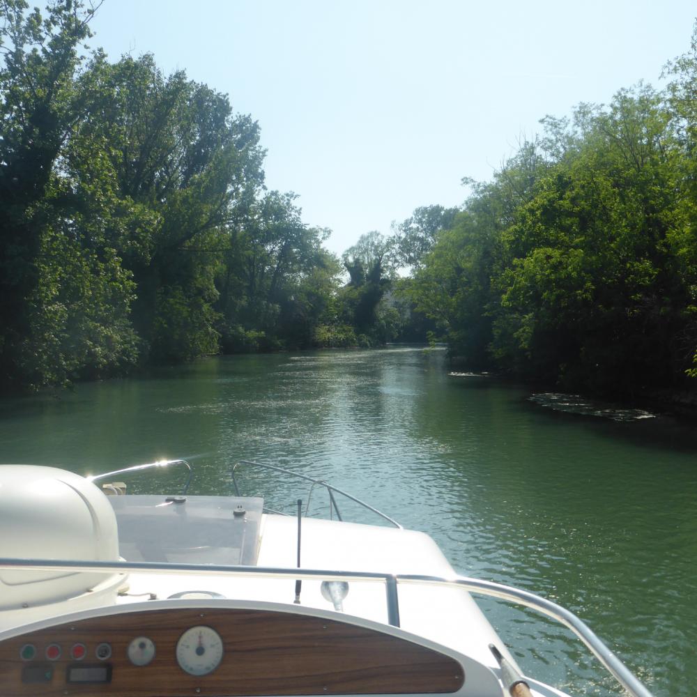 River Sile navigation natur houseboat