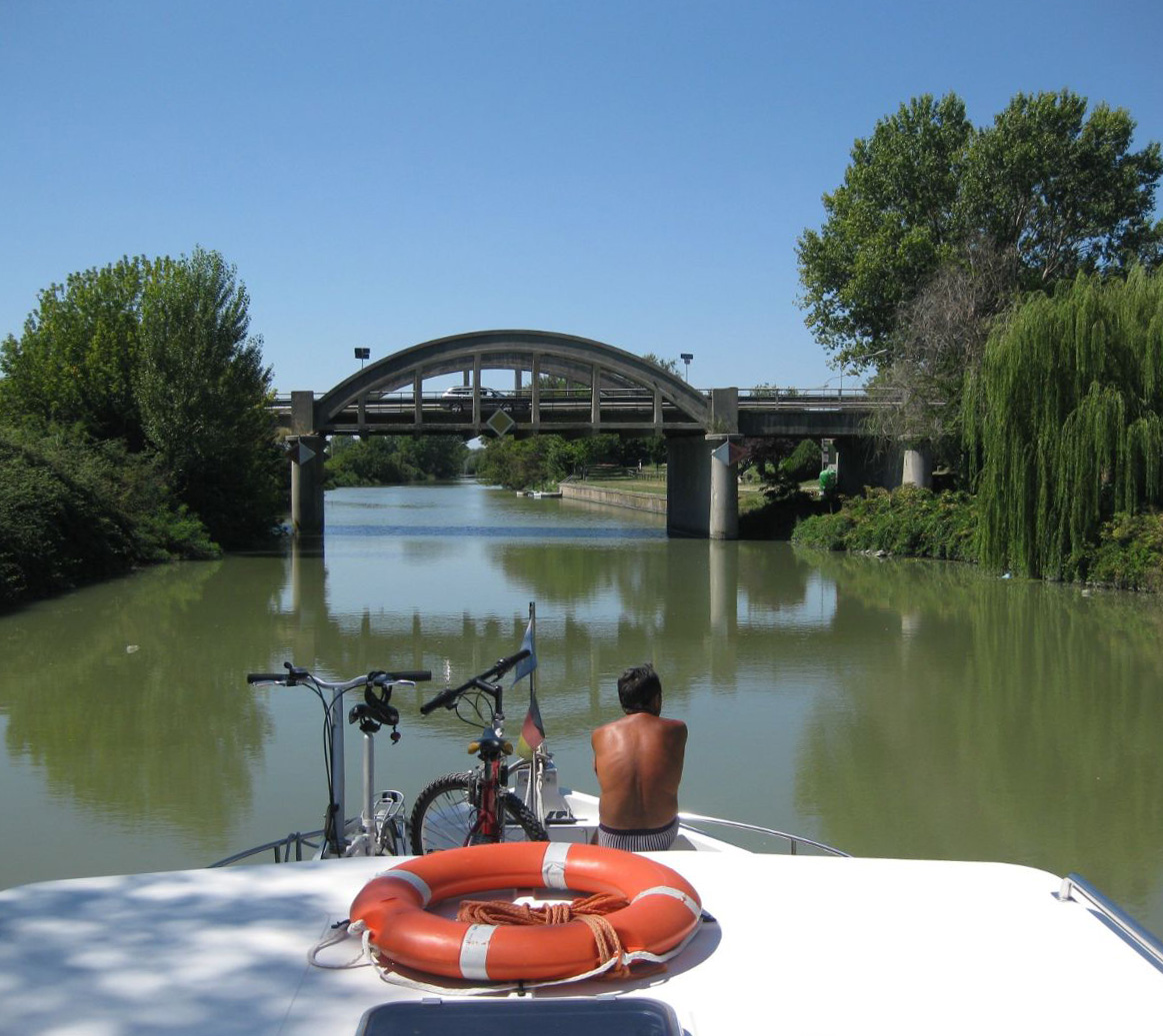 Schifffahrt auf den Flüssen Po, Mantua und Ferrara Fahrräder mit dem Boot