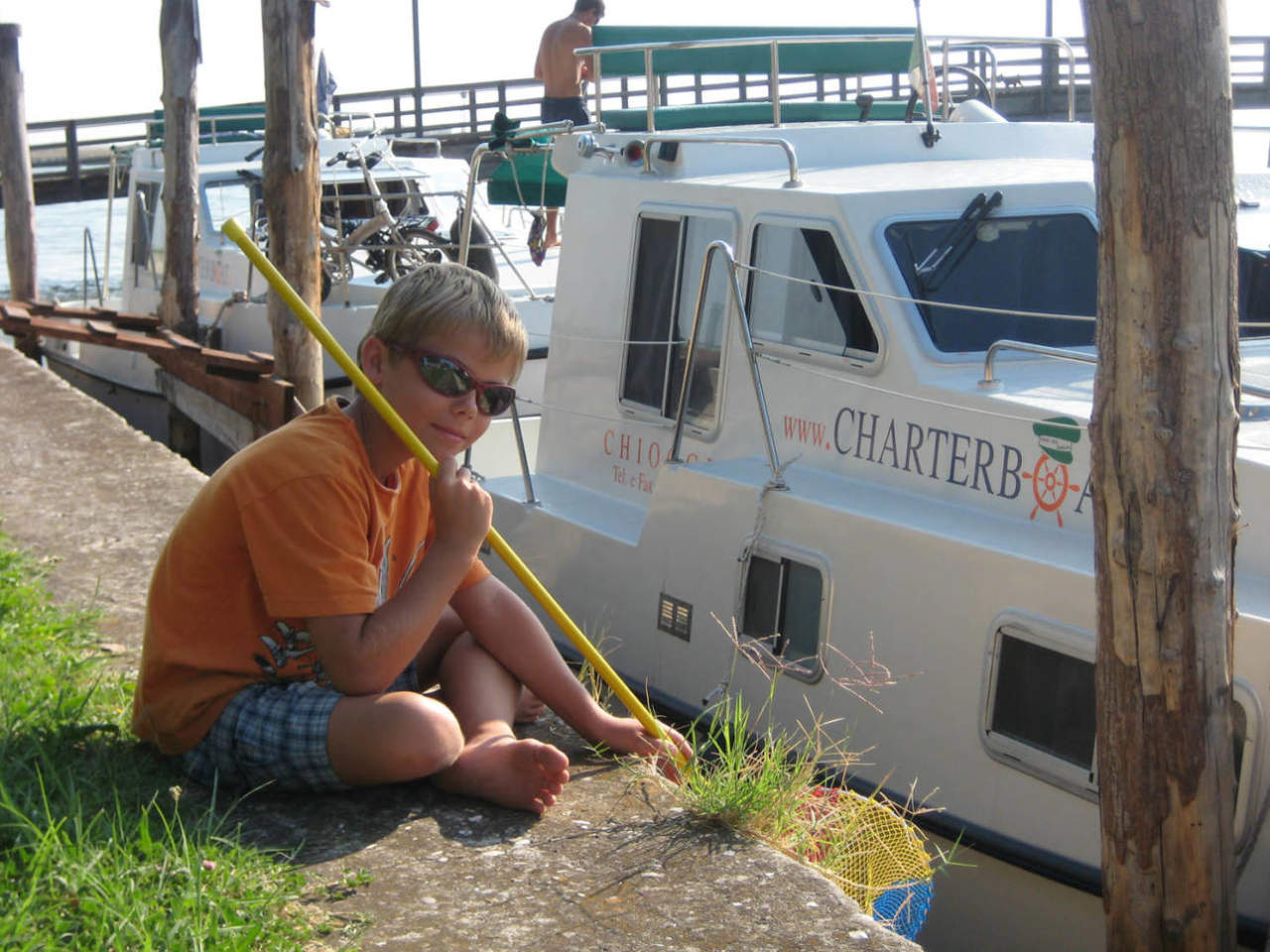 Bambino pesca pescare in barca houseboat a Chioggia