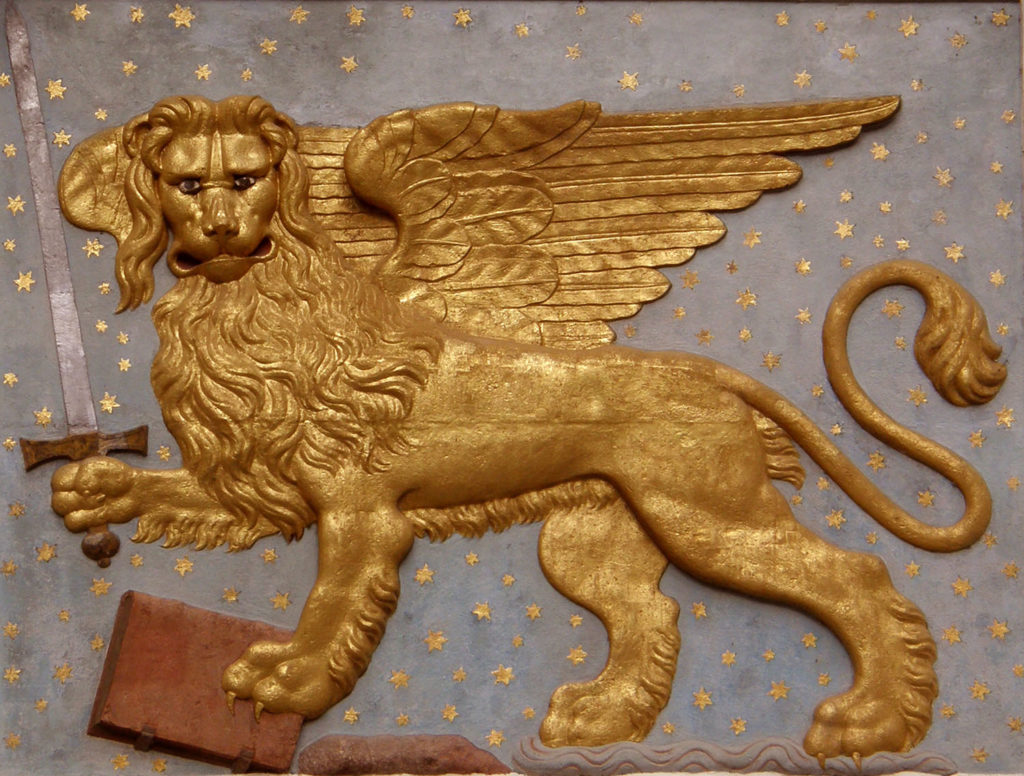 der Löwe von San Marco mit geschlossenem Buch und Schwert
