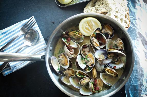 vongole in cassopipa ricetta tipica