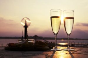 Calici di prosecco al tramonto