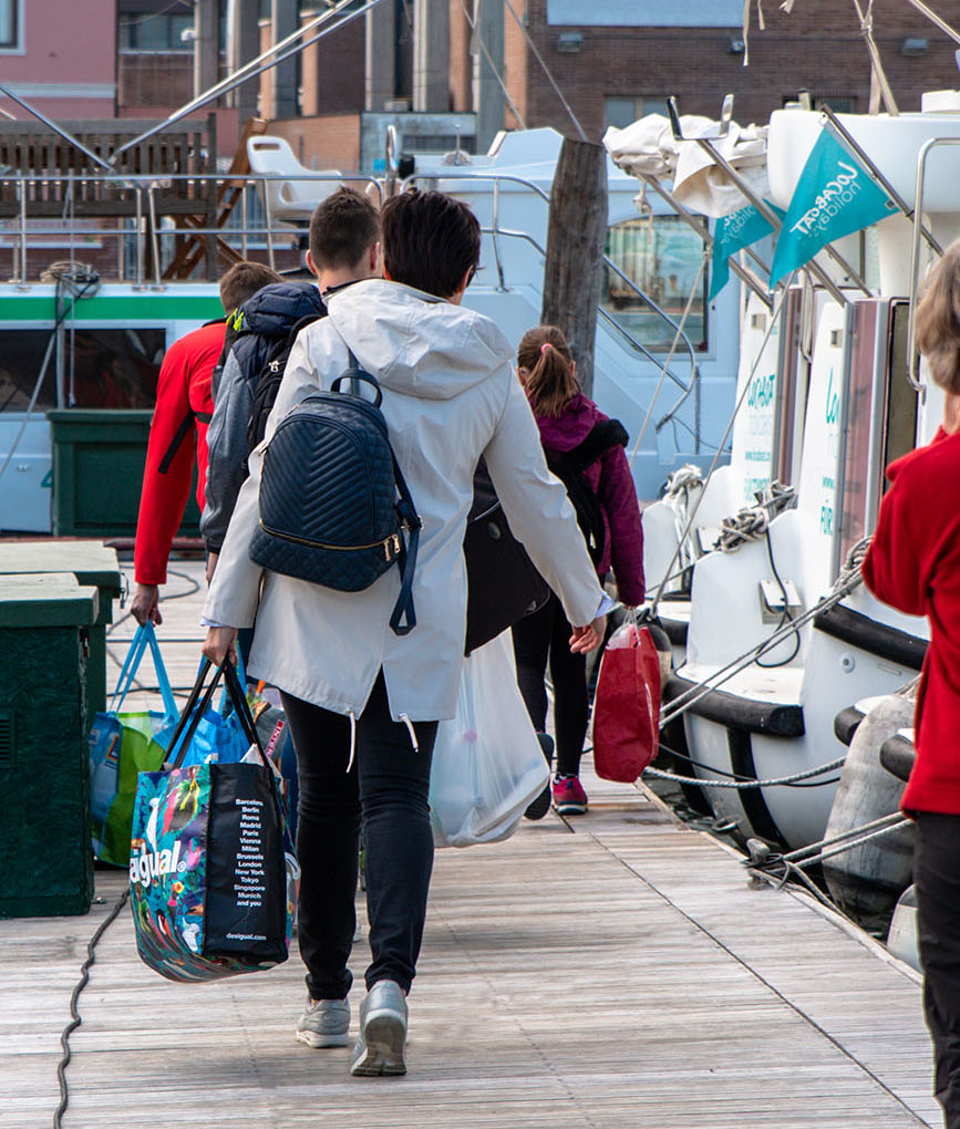 pontile base di chioggia houseboat con persone