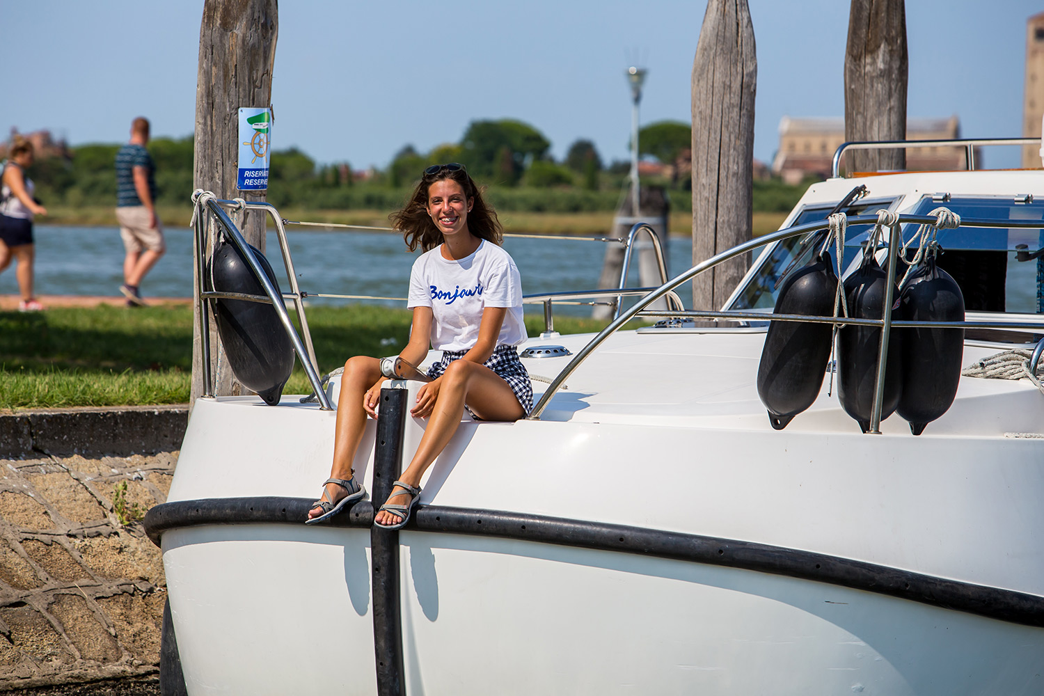 Ragazza sorridente in houseboat laguna di venezia rendez vous fantasia charterboat