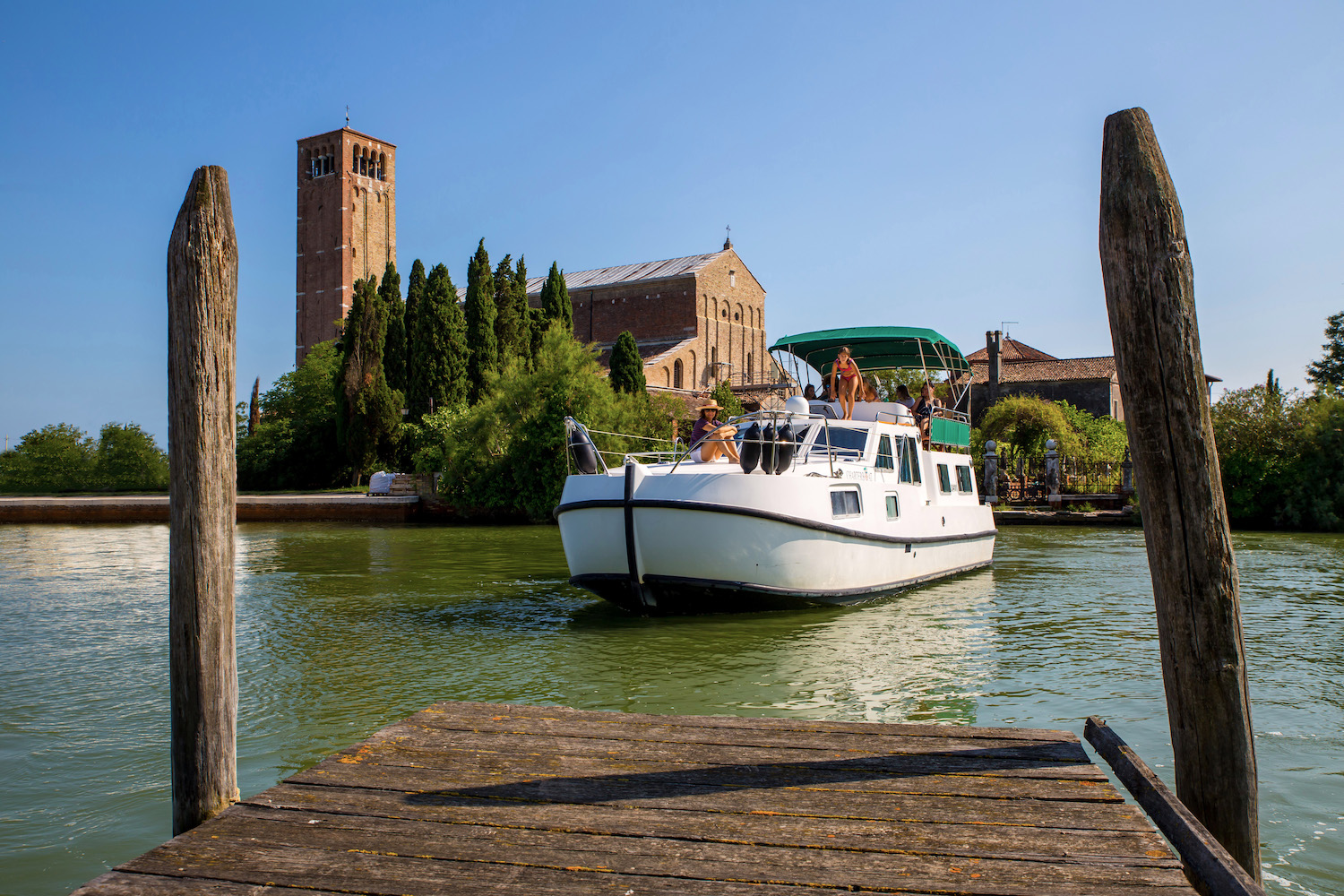 Houseboat fronte basilica torcello maria assunta